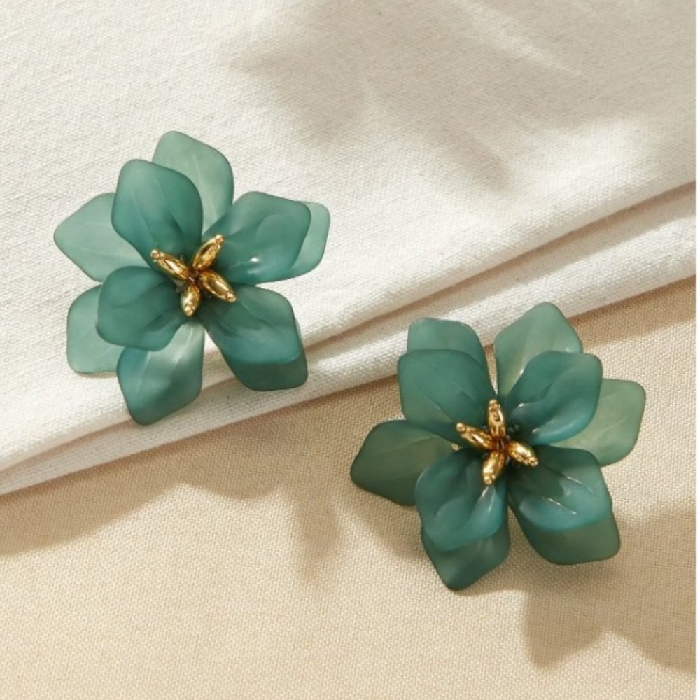 Stud earrings with flower green gold